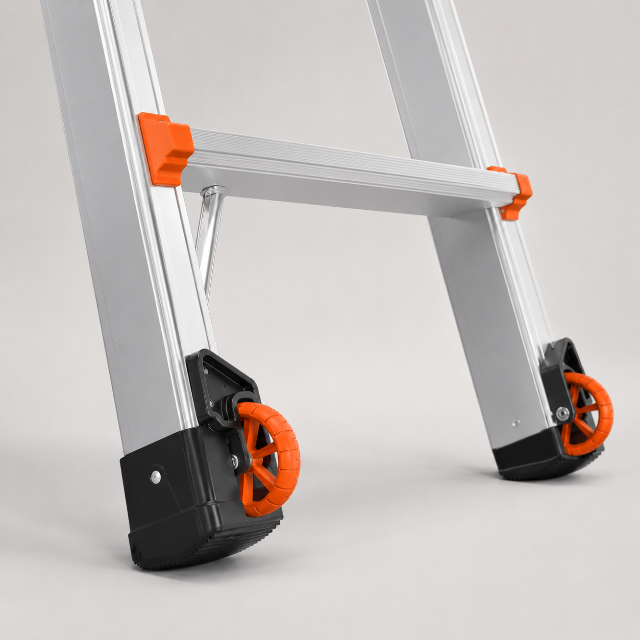Integrated orange Tip and Glide wheels at the ladder feet